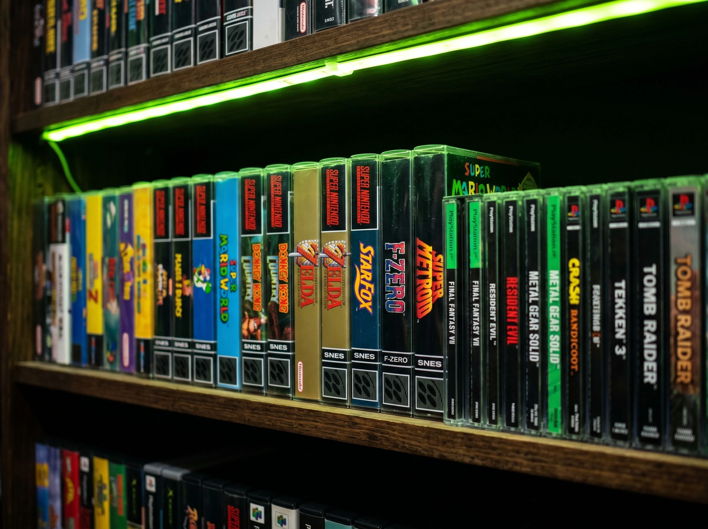 Nahaufnahme eines Regals mit klassischen SNES-, N64- und PlayStation-1-Spielen, Boxen mit lesbaren Titeln, neon-grün beleuchtet